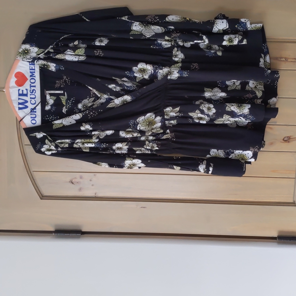 Free People long sleeve blouse, size Medium women's 100% viscous. Black floral